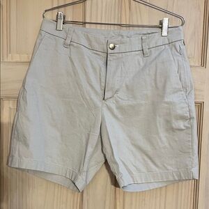 31. 5” Men’s Lululemon Athletica Light Gray Shorts